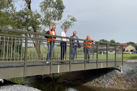 Brücke für Flüsseradweg bei Weinzlitz eingesetzt