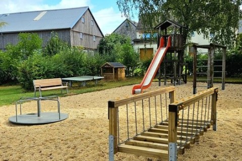 Neue Wackelbrücke für den Spielplatz in Neudorf