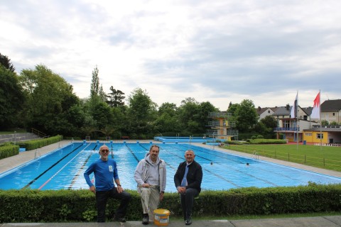 Schwimmbecken im Nailaer Freibad erstrahlt in neuem Glanz in der Farbe Adriablau