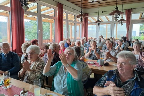 Menschen mit und ohne Demenz feiern miteinander